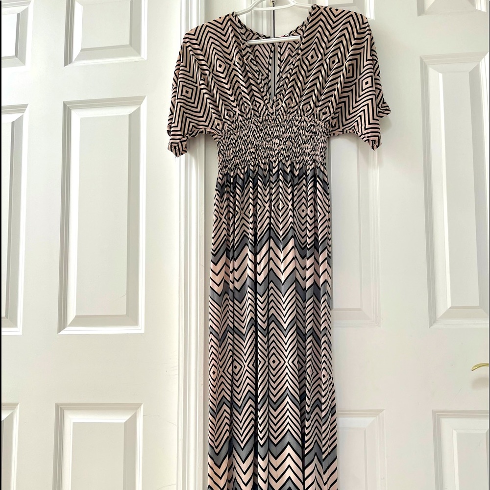 Maxi dress with gray and cream pattern